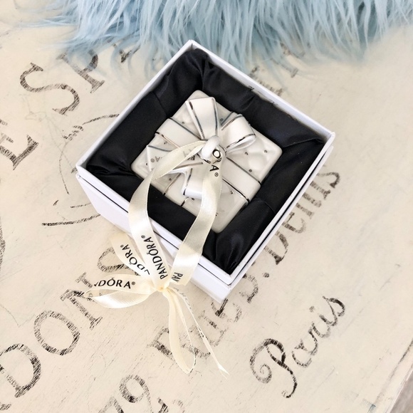 PANDORA, 2016, Porcelain, White And Silver, Quilted, Christmas Present, Ornament - Picture 6 of 16